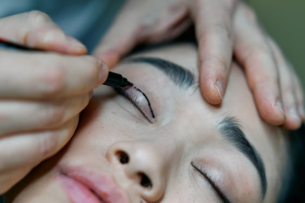 Clean surgical diagram of eyelid weighting.
